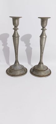 יודאיקה זוג פמוטים איכותיים עשויים בציפוי כסף 
ישראל שנות ה 40/50 המאה ה20 גובה 25 סמ 
קוטר 