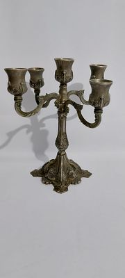 קנדלברה גדולה מרהיבה איכותית ובעלת נוכחות חמישה קנים 
ישנה/עתיקה עבודת פיתוח ובלט בגוף הקנדלברה 
