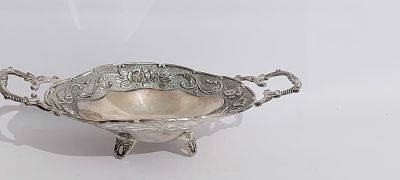 סנטר פיס /להגשה מרהיב ואיכותי מצופה בציפוי כסף עבה עם עבודת בלט פיסולית 
בשוליים וידיות ניצב על 