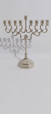 יודאיקה חנוכייה מרהיבה ציפוי כסף עבה במצב חדש עבודת בלט 
על כול גוף החנוכיה ניצבת על בסיס משושה 
