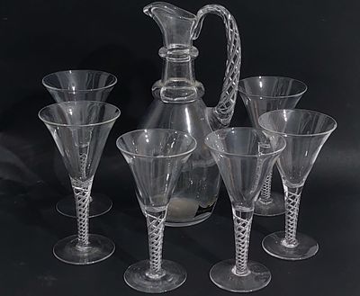 סט קריסטל בלגיה גדול מרהיב ואיכותי חתום 
דקנטר בגובה 26 סמ ושש גביעים בגובה 15 סמ 
עשוי 