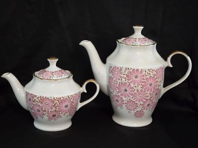 סט קומקומיי פורצלן מרהיבים ואיכותיים תוצרת R.P.R ריגה חתומים 
קומקום לתה בגובה 22 סמ ברוחב 25 