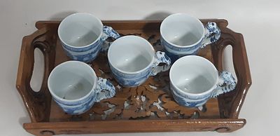 סט פורצלן כחול לבן סיני ישן/עתיק מרהיב ואיכותי blue&amp;white 
מגש עץ מעוטר וחמישה ספלים 