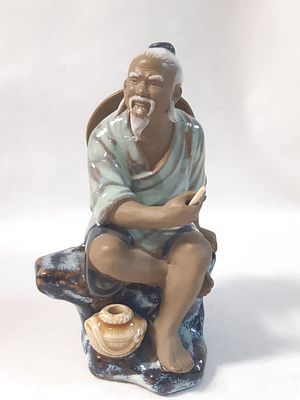פיגורה סינית מרהיבה ואיכותית חתומה 
דמות דייג יושב על סלע 
במצב מושלם גובה 14 סמ