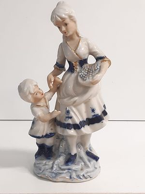 פיגורת פורצלן מרהיבה ואיכותית אם וילדה הקטן 
לבושים בבגדיי התקופה צבעיי קובלט כחול וגלזורה 