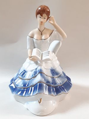 פיגורת פורצלן רומנית גדולה מרהיבה ואיכותית חתומה 
סצינה של נערה אצילה עם שמלה יושבת על כסא 