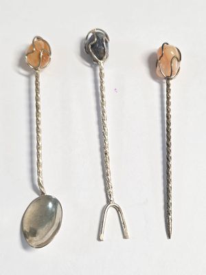 שלוש פרטיי כסף וינטג מיניאטורים כף .מזלג.וסיכה בראש כול אחד משובצת אבן חן 
בשיבוץ פיסולי אבן אחת 