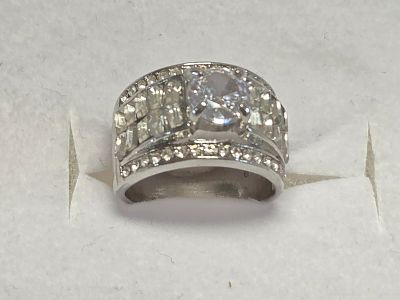 טבעת זהב לבן גולדפילד חדשה מחנות שנסגרה מרהיבה ובעלת נוכחות 
גולדפילד בציפוי זהב לבן 14 קראט 