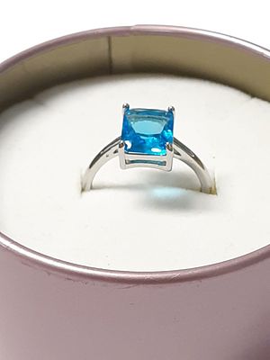 טבעת קלאסית חדשה מחנות שנסגרה מרהיבה ובעלת נוכחות ציפוי כסף 925 סטרלינג חתום 
ראש הטבעת משובץ 