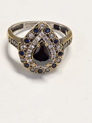 טבעת כסף עשויה בעבודת יד וינטג חדשה מחנות שנסגרה סטרלינג 925 חתום 
ראש הטבעת בעיצוב טיפה מדורג 