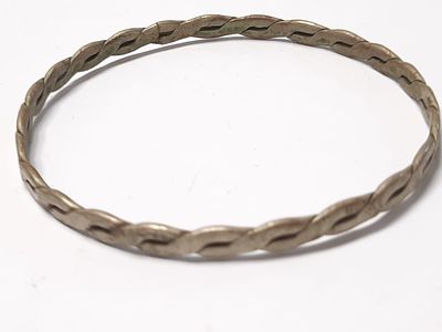 צמיד כסף וינטג קשיח וינטג מחנות שנסגרה כסף סטרלינג 925 
בעיצוב צמה קוטר 6.5 סמ משקל 10.7