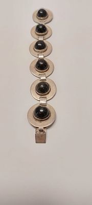 צמיד כסף מרהיב ואיכותי עשוי כסף סטרלינג 925 חתום עשוי בעבודת יד צורף אומן 
בנוי משש דיסקיות 