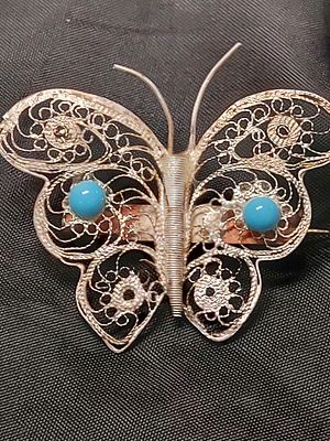 סיכת כסף מרהיבה ואיכותית ישנה /עתיקה סטרלינג 935 עשויה בעבודת יד 
פליגראן בעיצוב פרפר שיבוץ אבני 