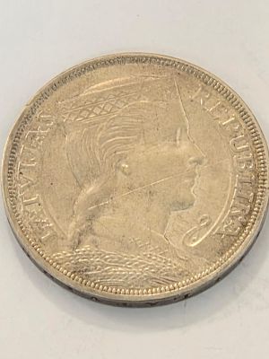 מטבע כסף לטביה בערך 5 לאט שנת 1929 
קוטר 37 מ"מ משקל 25 גרם