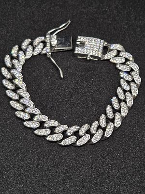 צמיד טניס קובני זהב לבן גולדפילד גדול מרהיב ובעל נוכחות חדש מחנות שנסגרה 
עשוי גולדפילד בציפוי 