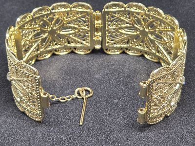 צמיד חתונה זהב גולדפילד גדול מרהיב ובעל נוכחות חדש מחנות שנסגרה 
גולדפילד בציפוי זהב 14 קרט גוף 