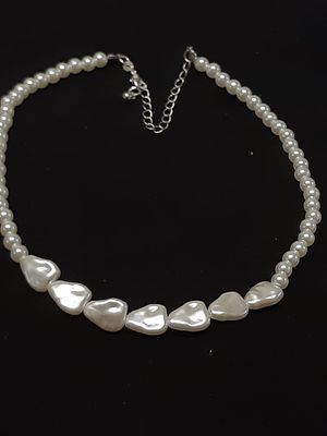 ענק פנינים וכסף מרהיב לצוואר חתום חדש מחנות שנסגרה 
עשוי פנינים/דמוי פנינים באורך 42 סמ סוגר כסף 