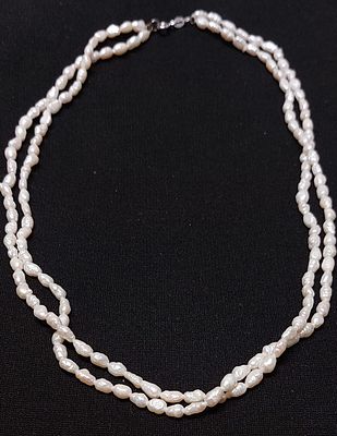 ענק פנינים וכסף מרהיב ואיכותי לצוואר חדש מחנות שנסגרה 
כסף סטרלינג 925 חתום ענק עשוי שתי שורות 