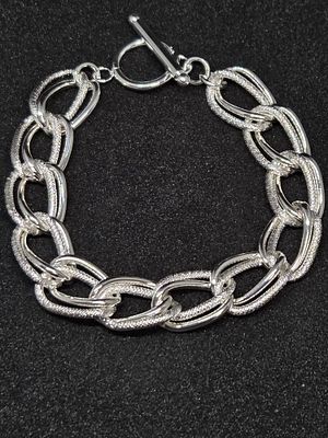 צמיד כסף גדול מרשים ובעל נוכחות חדש מחנות שנסגרה ציפוי כסף סטרלינג 925 חתום 
הצמיד בנוי מחוליות 