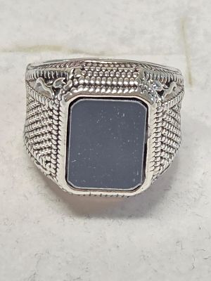 טבעת אוניקס מרהיבה וינטג חדשה מחנות שנסגרה טבעת גדולה 
עשויה כסף נמוך ראש הטבעת בעיצוב מלבני 