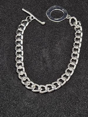 צמיד כסף גדול מרשים ובעל נוכחות חדש מחנות שנסגרה ציפוי כסף סטרלינג 925 חתום 
הצמיד בנוי מחוליות 