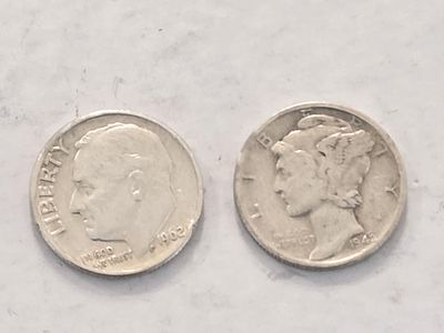 זוג מטבעות כסף DIME ארה"ב כסף 900 קוטר 17.91 מ"מ 
שנת הנפקה 1962 
ושנת הנפקה 1942 