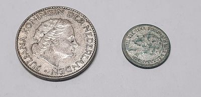 זוג מטבעות כסף הולנד בערך 1 גילדן שנת הנפקה 1956 קוטר 25 מ"מ 
ומטבע כסף שני נדיר בערך 10 סנט 