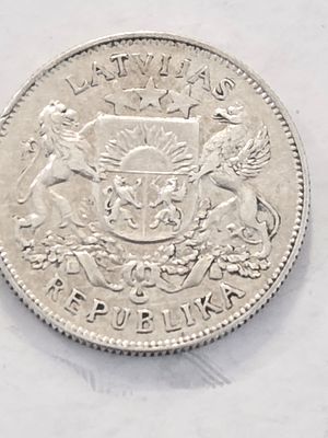 מטבע כסף בערך 2 לאט לטביה שנת הנפקה 1925 
קוטר 27 מ"מ משקל 10 גרם