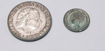 זוג מטבעות כסף הולנד מטבע ראשון בערך 1 גילדן שנת הנפקה 1955 קוטר 25 מ"מ 
ומטבע כסף שני נדיר 