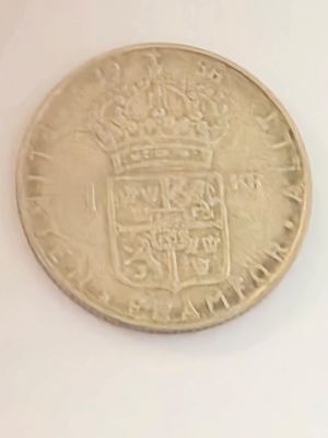 מטבע כסף בערך אחד כתר שוודיה 
שנת הנפקה 1956 
קוטר 25 מ"מ משקל 7 גרם