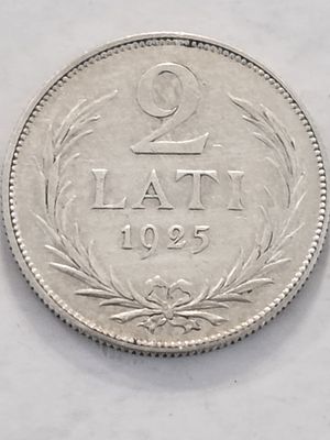 מטבע כסף בערך 2 לאט לטביה 
שנת הנפקה 1925 
קוטר 27 מ"מ משקל 10 גרם