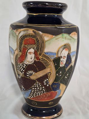 אגרטל סטסומה Satsuma יפני ישן /עתיק גדול מרהיב ובעל נוכחות חתום 
מעוטר באמייל פוליכרום חתום 