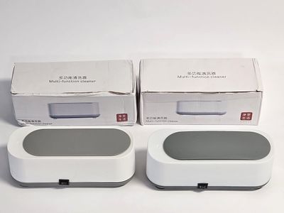 זוג מכשיריי אולטרהסוניק חדשים באריזה לניקוי תכשיטים .משקפיים .תותבות .וכו.. 
נמצאים בקופסה 