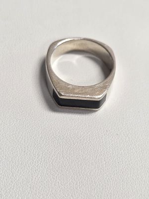 טבעת כסף קלאסית מרהיבה ואיכותית כסף סטרלינג 925 חתומה 
ראש הטבעת משובץ בשיבוץ גבוה באבן אוניקס 