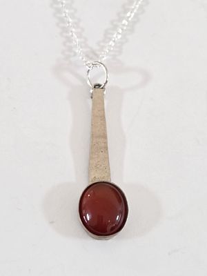שרשרת ותליון כסף וינטג חדשים מחנות שנסגרה כסף סטרלינג 925 חתום 
שרשרת חדשה באורך 44 סמ תליון 