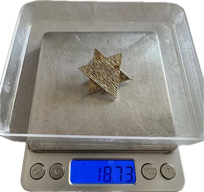 תליון מגן דוד עשוי מכסף 925 ומצופה זהב. וינטאג׳, מידות 4 על 3 וחצי ס״מ - המשקל מופיע בתמונה. 