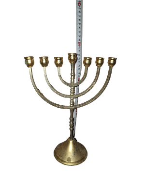 חנוכיה קטנה ומרשימה מפלדה אל חלד - אידיאלית למדף או שולחן!. חנוכיה מיוחדת - גובה ורוחב כ 27 ס״מ 