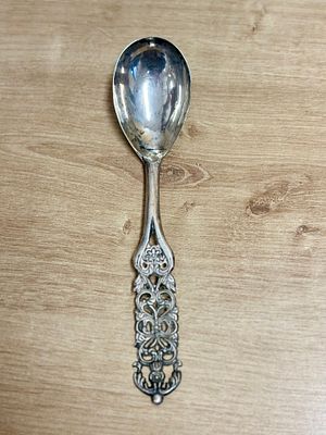 כף הגשה גדולה מכסף סטרלינג 925 – פרו, עבודת יד – 103.8 גרם. עיצוב גזירה פרחונית, שנות ה־60-70 