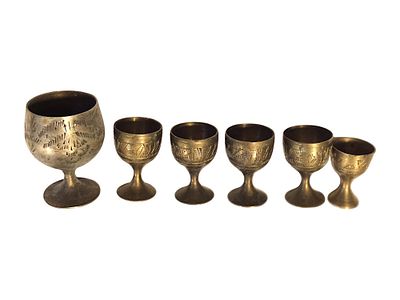 סט כוסות ברונזה מיניאטוריות בעיטור חריטה ידנית – לוט של 6 יחידות. סט נדיר ואלגנטי של 6 כוסות 