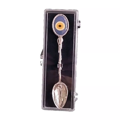 כפית מזכרת עם עיטור עין כחולה – הגנה וברכה שנת 1993. כפית פלדת אל חלד מצופה כסף סטרלינג טהור 