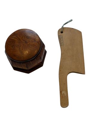 גרזן עץ וקופסה מגולפת – שילוב מיוחד של פונקציונליות ואסתטיקה. לוט ייחודי הכולל גרזן עץ באורך 28 