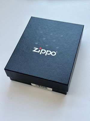 קופסה ריקה גדולה מקורית של Zippo. קופסת אחסון מקורית למצתי Zippo, בעיצוב קלאסי ומוכר, עשויה 