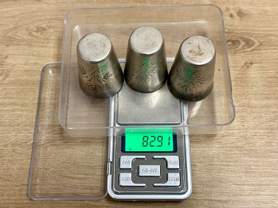 לוט 3 כוסות כסף סטרלינג בעבודת יד - עיטור פרחוני, פנים זהב | משקל כולל: 82.91 גרם. סט אלגנטי של 