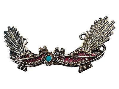 זוג עיטורי כסף סטרלינג עם אבן טורקיז ואמייל אדום | תחילת המאה ה־20. קישוט טקסטיל אתני עשוי כסף 