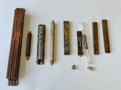 לוט גדול של בתי מזוזות - אמצע סוף המאה ה-20, גדלים ומצבים משתנים, עם הברגה חסרה. לוט ענק, בתי 