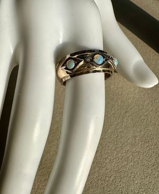 טבעת וינטג' משובצת אופל אובליות, זהב מלא 14K | שנות ה־50 | 8.34 גרם. טבעת רחבה בעבודת יד עם 