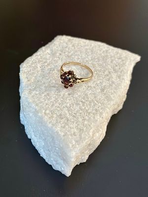 טבעת ויקטוריאנית עתיקה מזהב 10 קראט משובצת אבני רובי – אנגליה, 1880. טבעת עתיקה בעבודת יד, עשויה 