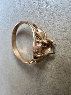 טבעת ויקטוריאנית עם הטבעת "SO" במסגרת מרובעת – ללא אבן. טבעת בסגנון ויקטוריאני, בעלת עיטורים 