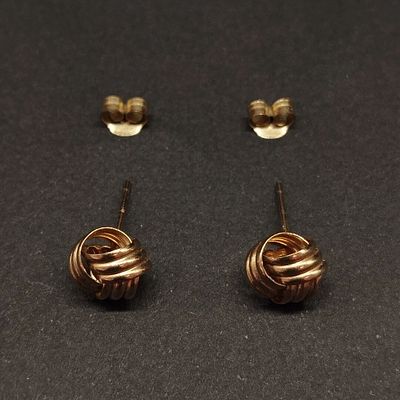 עגילי קשר שתי וערב זהב כ 10K מלא – מגע של יוקרה יומיומית. יופי עדין בזהב אמיתי שמאיר את הפנים 