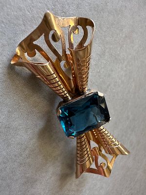 סיכת זהב 14K ויקטוריאנית עם טופז כחול - עבודת אומן גרמנית נדירה. נגיעה מלכותית מהמאה ה-19: סיכת 